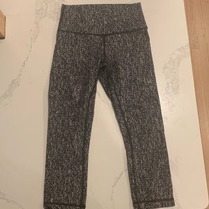 Black and white lululemon leggings